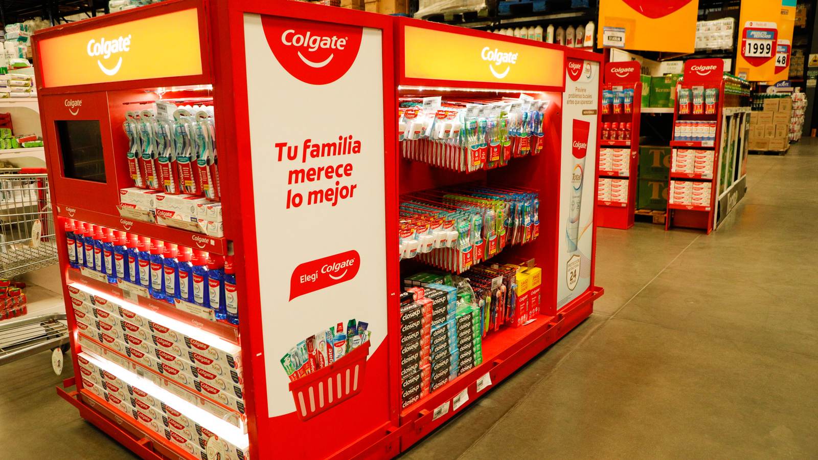 Exhibidor de una marca de consumo masivo montado en el pasillo central.