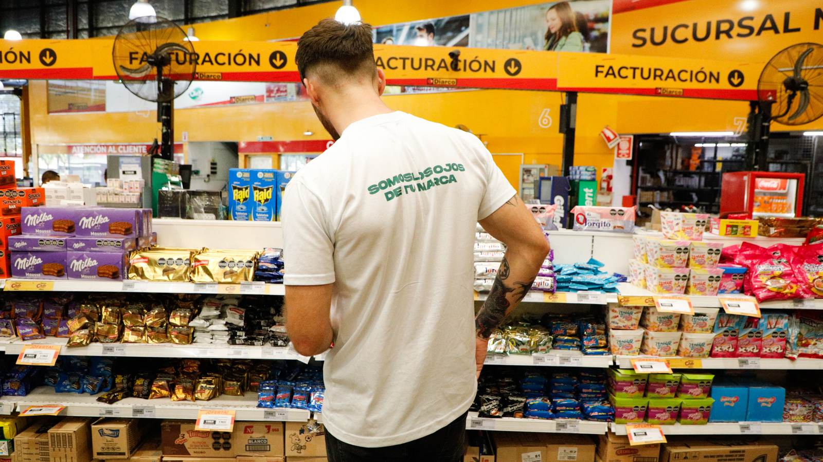 Znapper relevando con su celular en el pasillo de un supermercado mayorista.